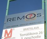 Gravírovaná reklamná tabuľa, leštený nerez, vkladané písmená Gravírovaná reklamná tabuľa, leštený nerez, vkladané písmená